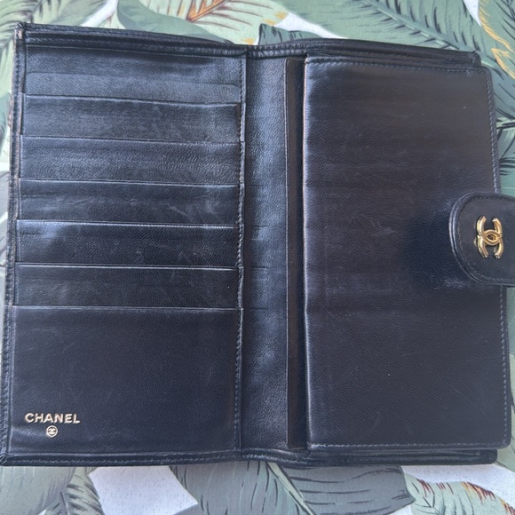 New Addition-❤️🔥Vintage Chanel Long Black Leather Wallet-Beautiful❤️🔥 - Picture 4 of 9
